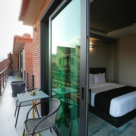 M 1 T Hotel Tbilisi Esterno foto