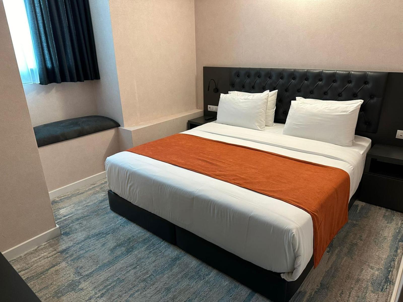 M 1 T Hotel Tbilisi Esterno foto