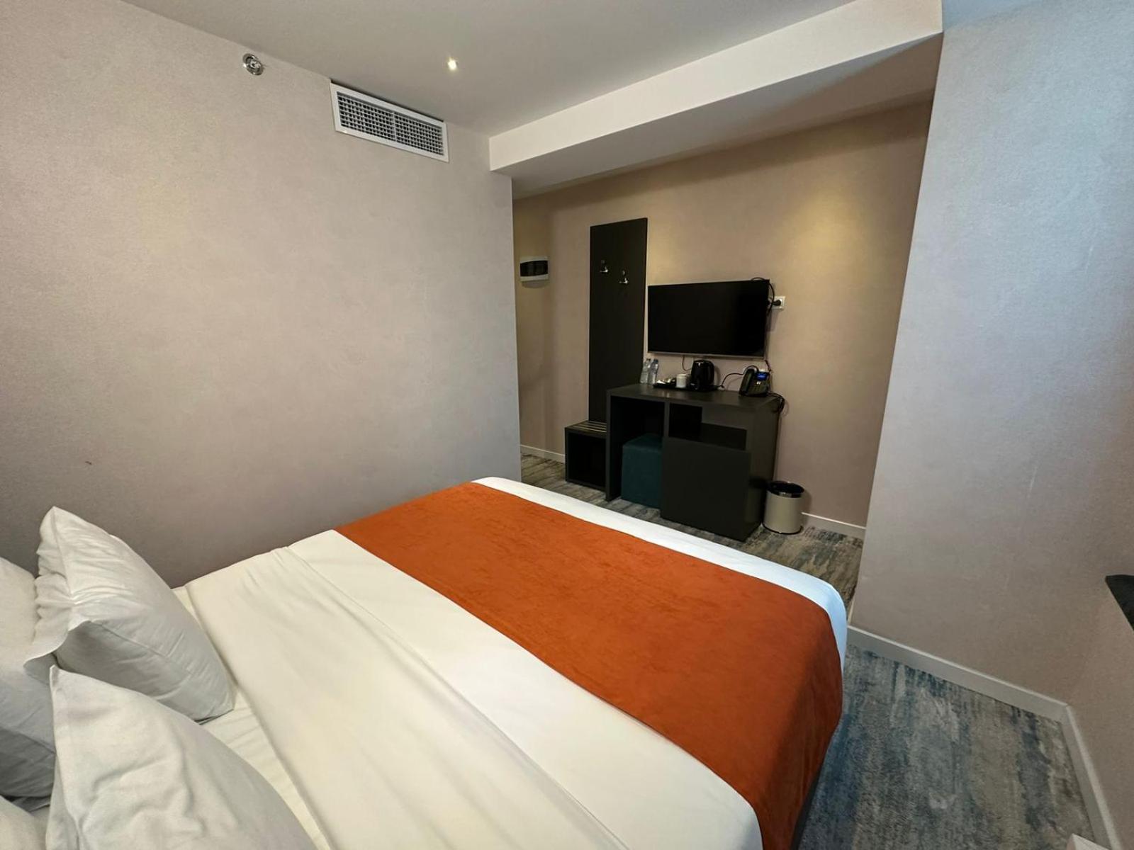 M 1 T Hotel Tbilisi Esterno foto