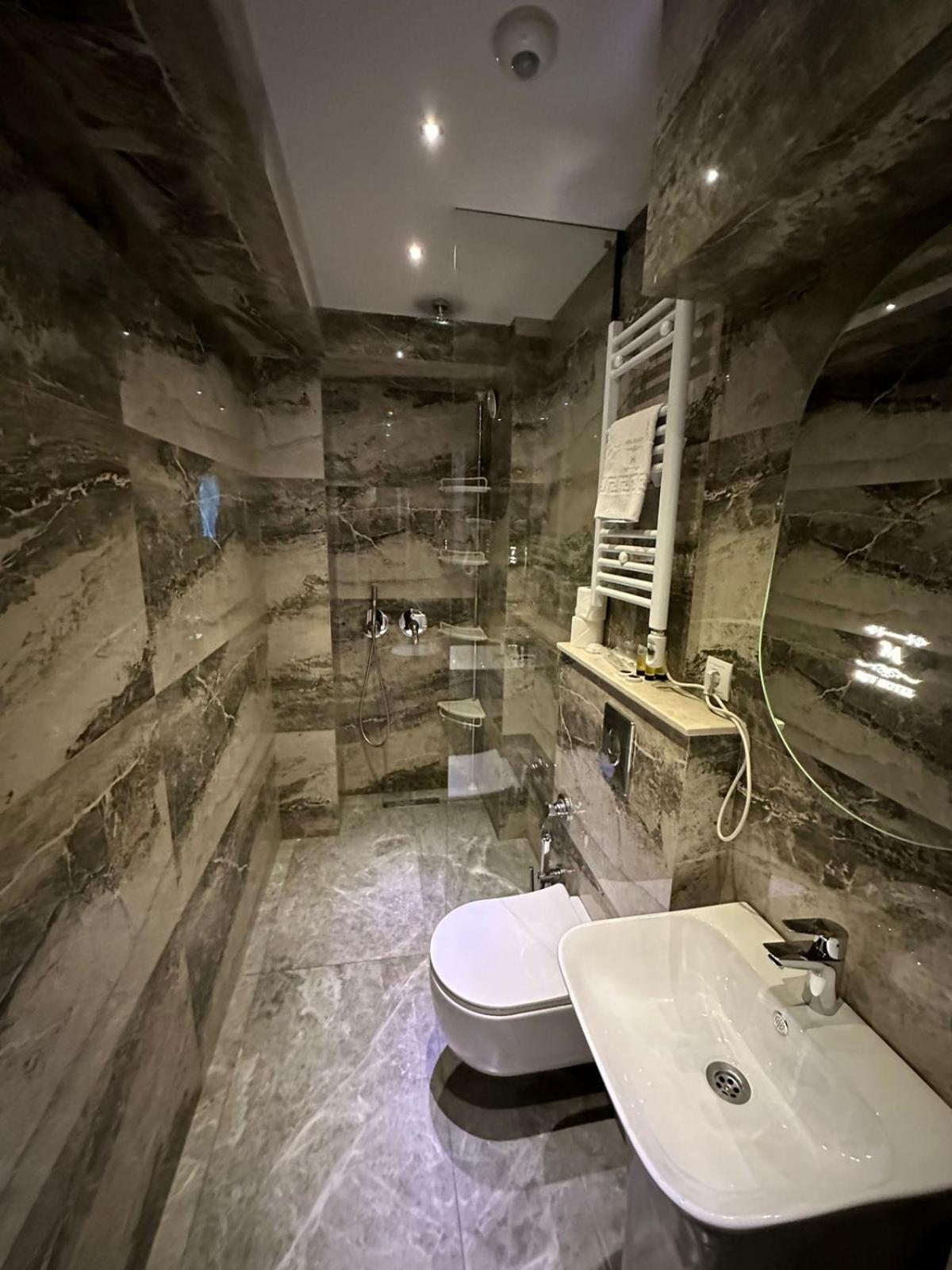 M 1 T Hotel Tbilisi Esterno foto