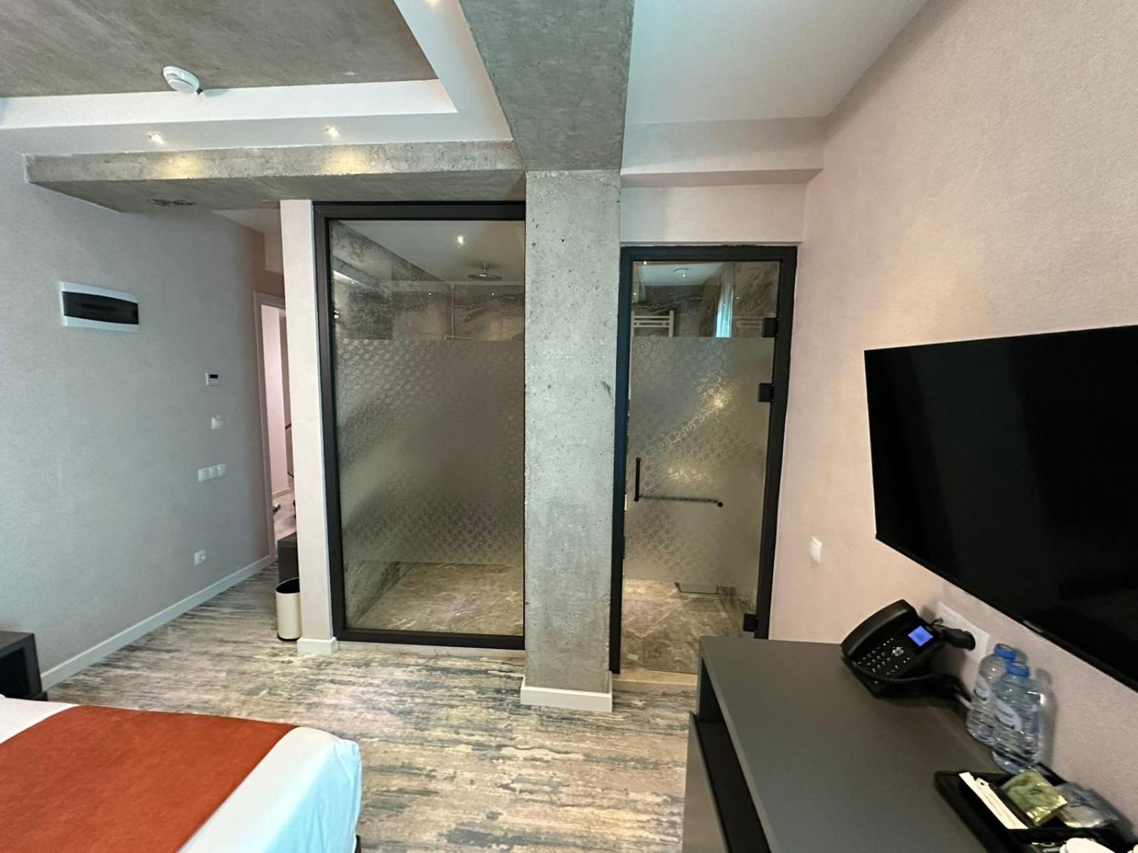 M 1 T Hotel Tbilisi Esterno foto
