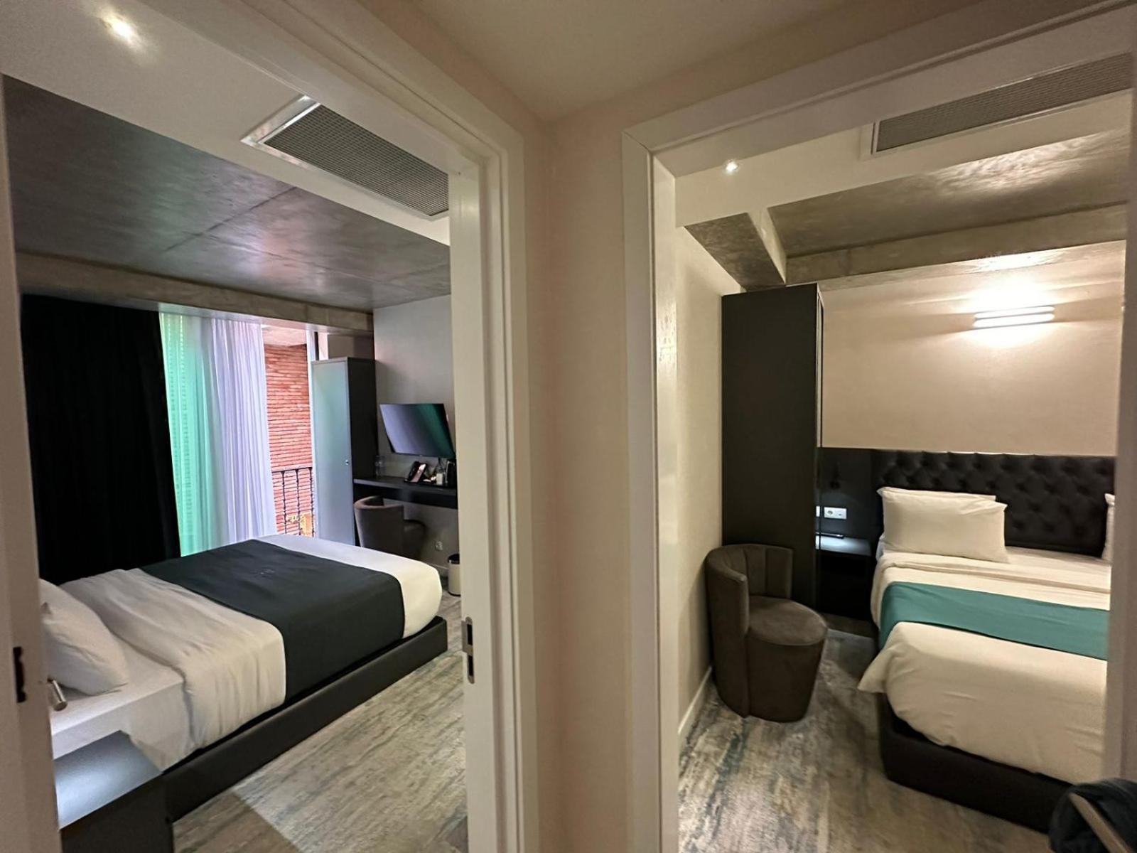 M 1 T Hotel Tbilisi Esterno foto