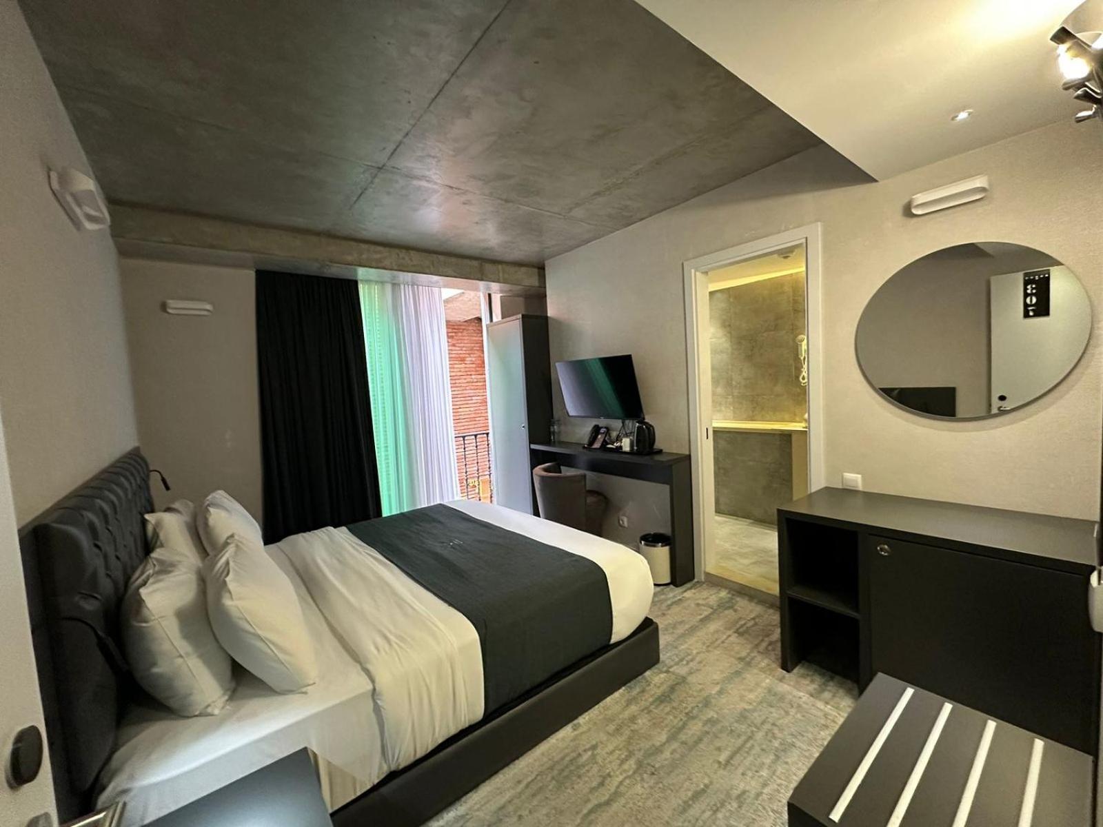 M 1 T Hotel Tbilisi Esterno foto